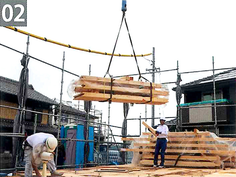 柱や梁などの資材を搬入