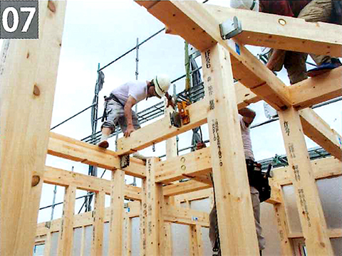 金物による柱と梁の施工